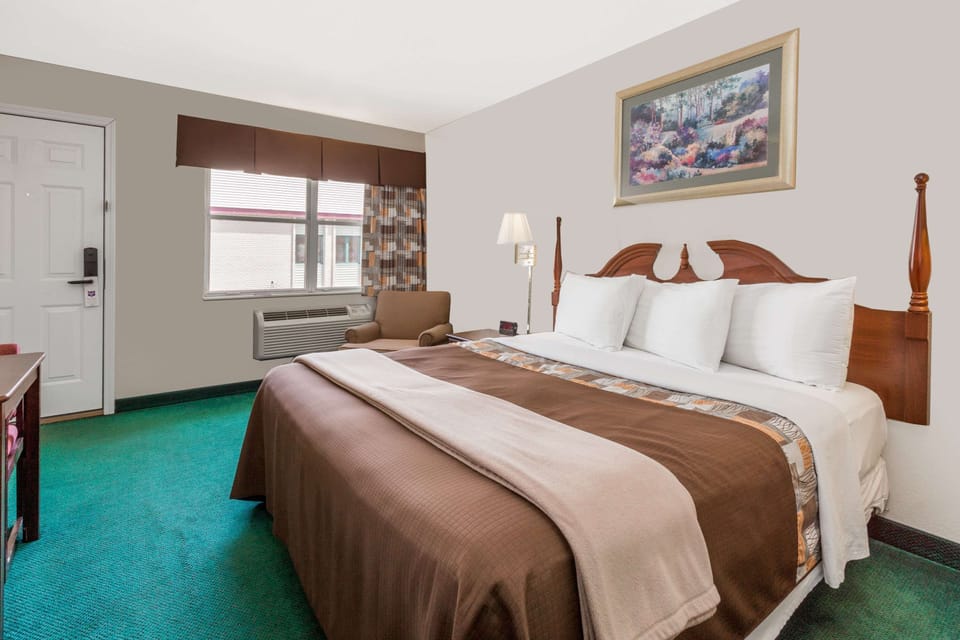 Room, 1 King Bed | Free WiFi, bed sheets