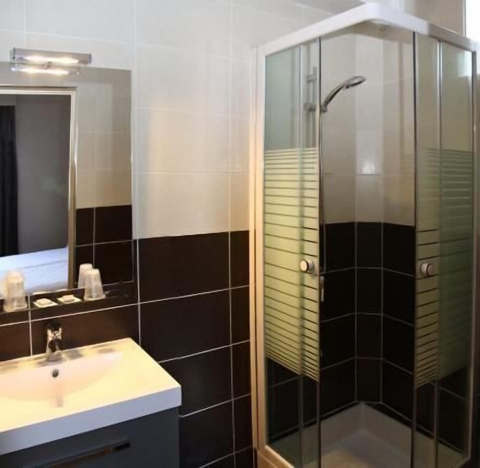Standard Single Room, Private Bathroom | Bathroom | Shower, free toiletries, hair dryer, towels