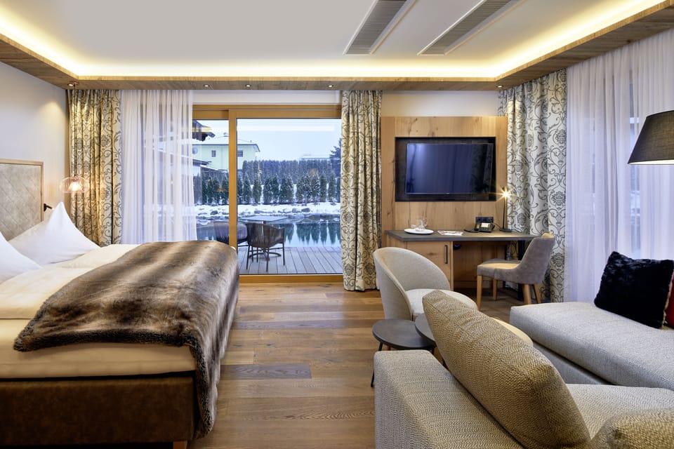 Deluxe Suite, 2 Bedrooms, Sauna, Lake View (Deluxe_ON POINT) | Hypo-allergenic bedding, in-room safe, free WiFi, bed sheets