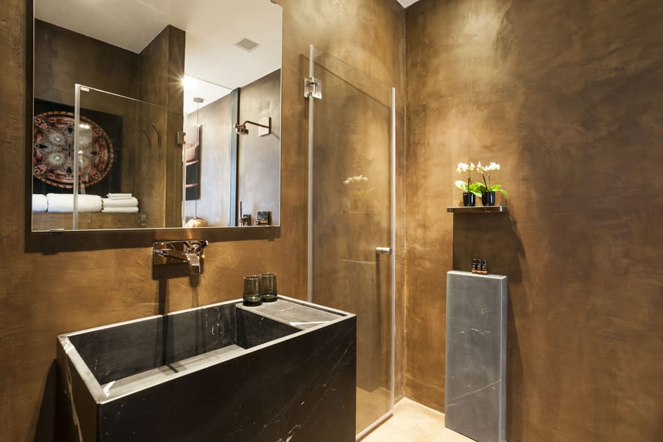 City Deluxe Suite, Riverview | Bathroom | Shower, rainfall showerhead, designer toiletries, hair dryer