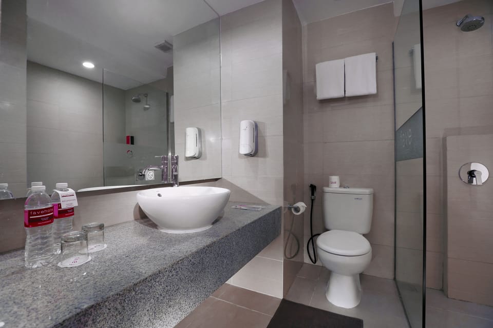 Superior Twin Room | Bathroom | Shower, towels, soap, shampoo