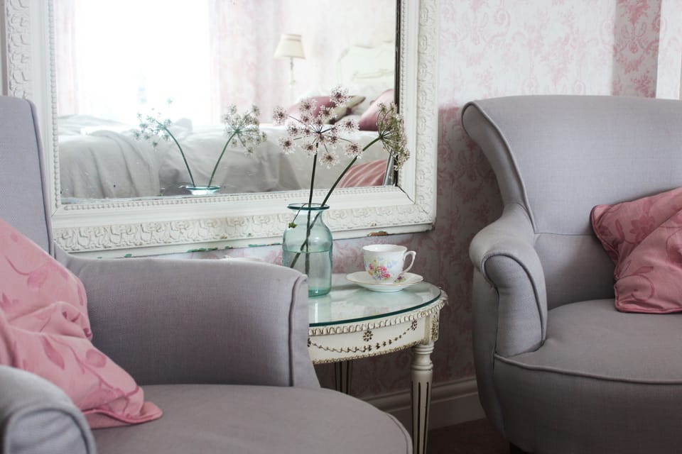 Double Room, Jetted Tub | Individually decorated, individually furnished, desk, iron/ironing board