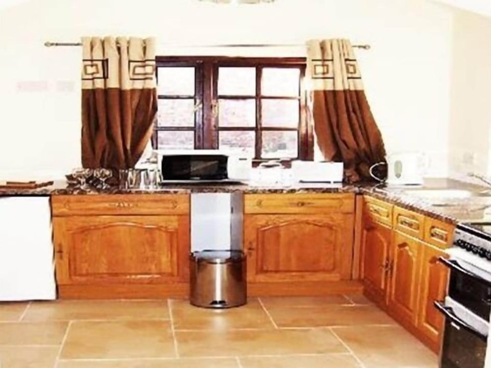 Cottage, Private Bathroom (Wash House) | Private kitchen