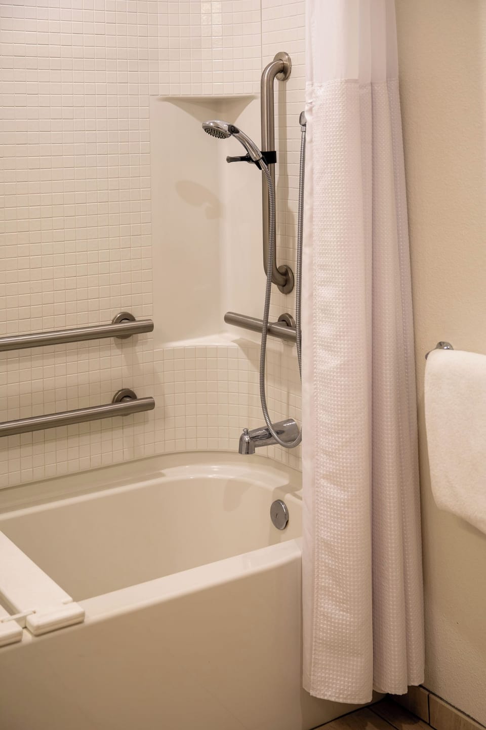 Studio Suite, 1 Queen Bed, Accessible | Bathroom | Combined shower/tub, free toiletries, hair dryer, towels
