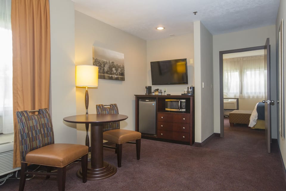 King Suite | Desk, blackout drapes, iron/ironing board, free WiFi