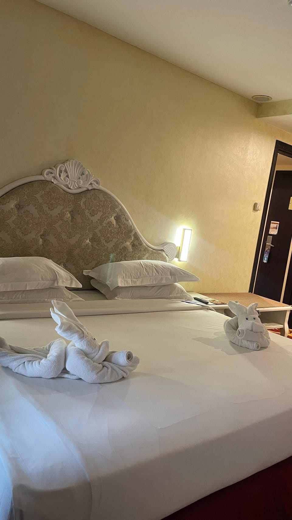 Pacific Suite | Minibar, in-room safe, desk, soundproofing