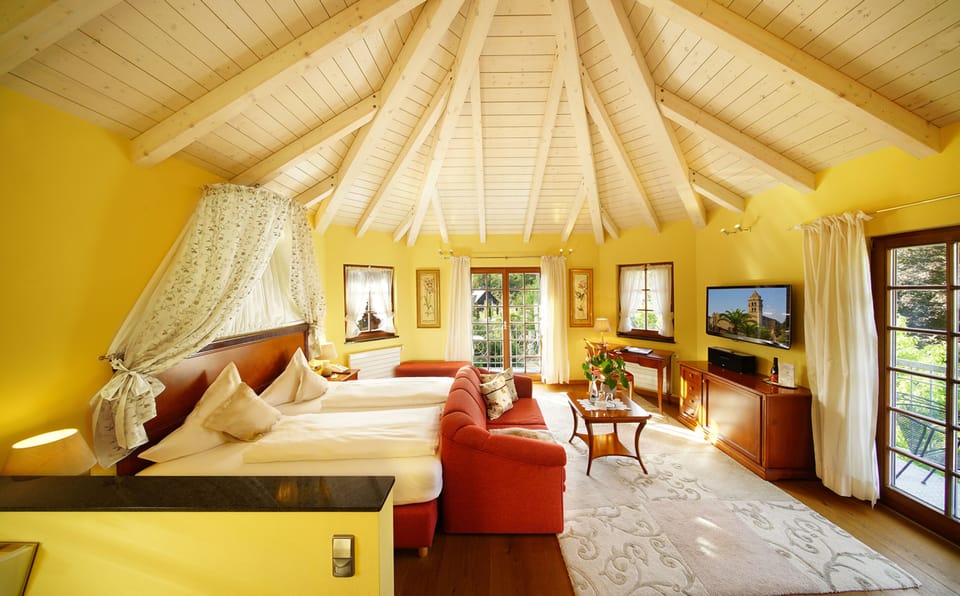 Honeymoon Suite | Premium bedding, down comforters, Tempur-Pedic beds, minibar
