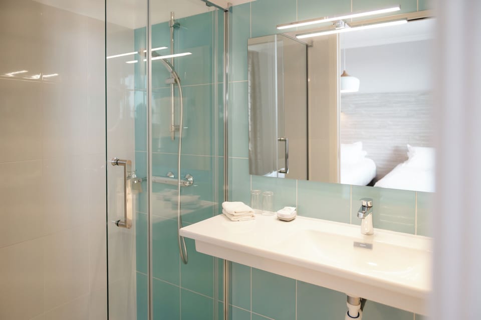 Comfort Twin Room, 2 Twin Beds, Non Smoking | Bathroom | Shower, hydromassage showerhead, eco-friendly toiletries, hair dryer