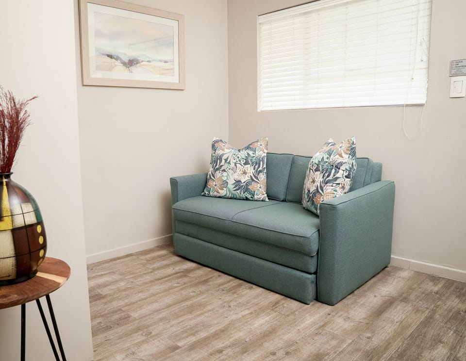 Deluxe Room | In-room safe, desk, blackout drapes, iron/ironing board