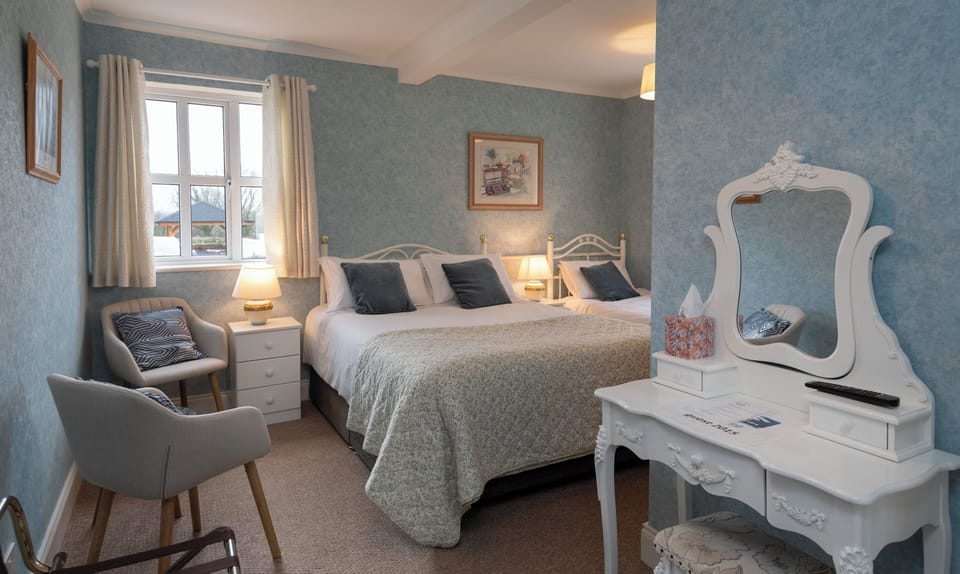 Twin Room, Ensuite | Iron/ironing board, WiFi (free), individually decorated