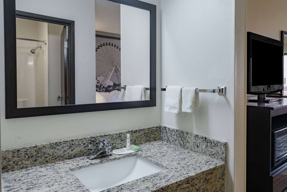 Combined shower/tub, free toiletries, hair dryer, towels