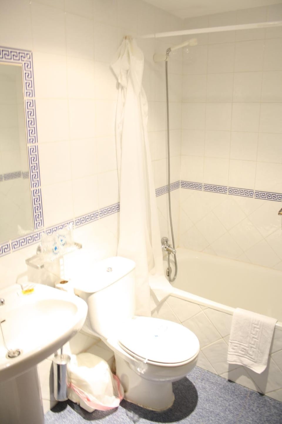 Combined shower/tub, free toiletries, hair dryer, towels