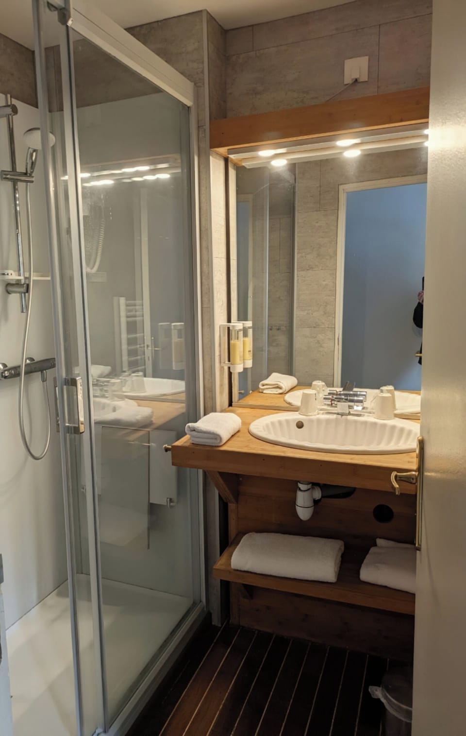 Junior Suite | Bathroom | Free toiletries, hair dryer, towels