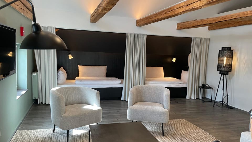 Grand Suite | Living area | 40-inch flat-screen TV with cable channels, TV
