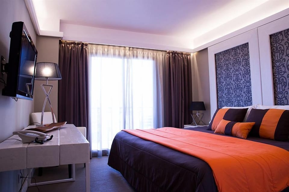 Pillowtop beds, desk, blackout drapes, WiFi (free)
