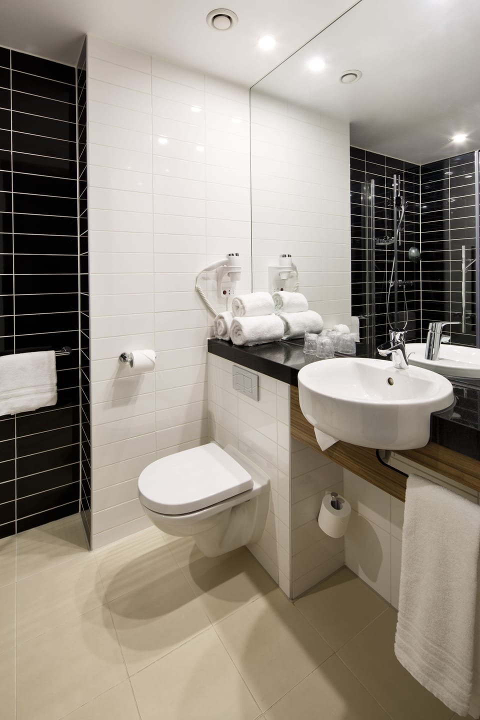 Shower, rainfall showerhead, free toiletries, hair dryer