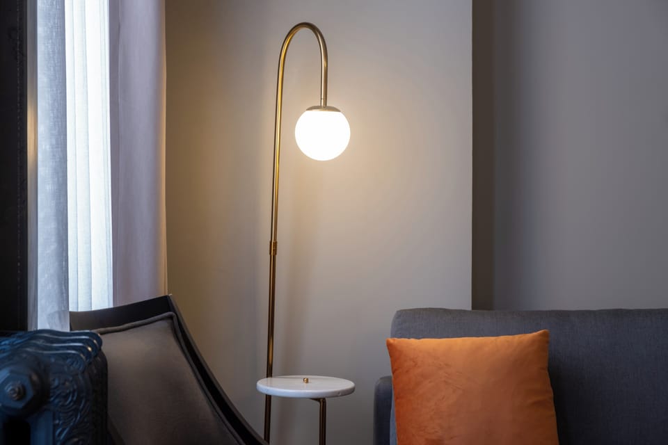 Minibar, in-room safe, desk, WiFi (free)