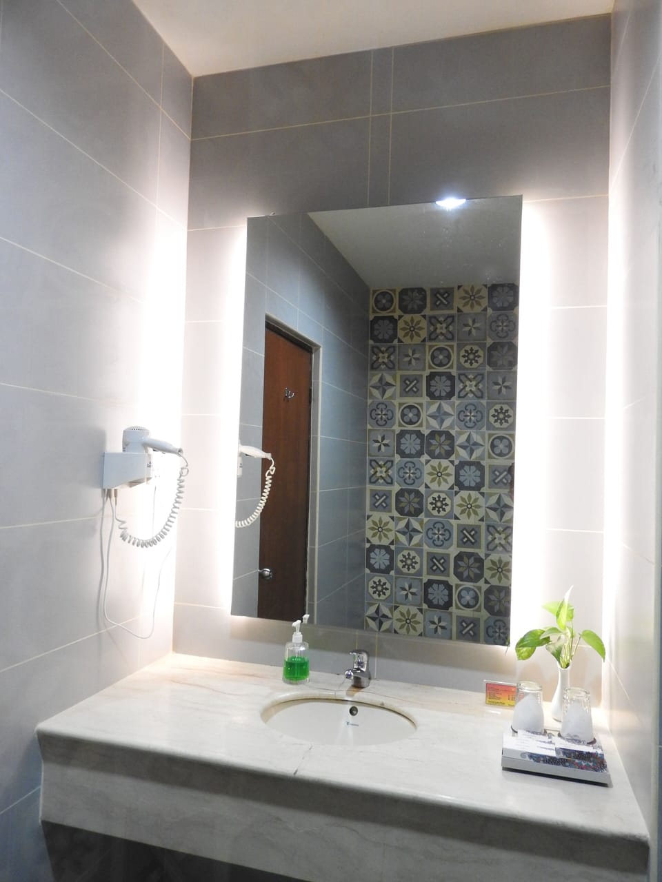 Shower, free toiletries, hair dryer, bidet