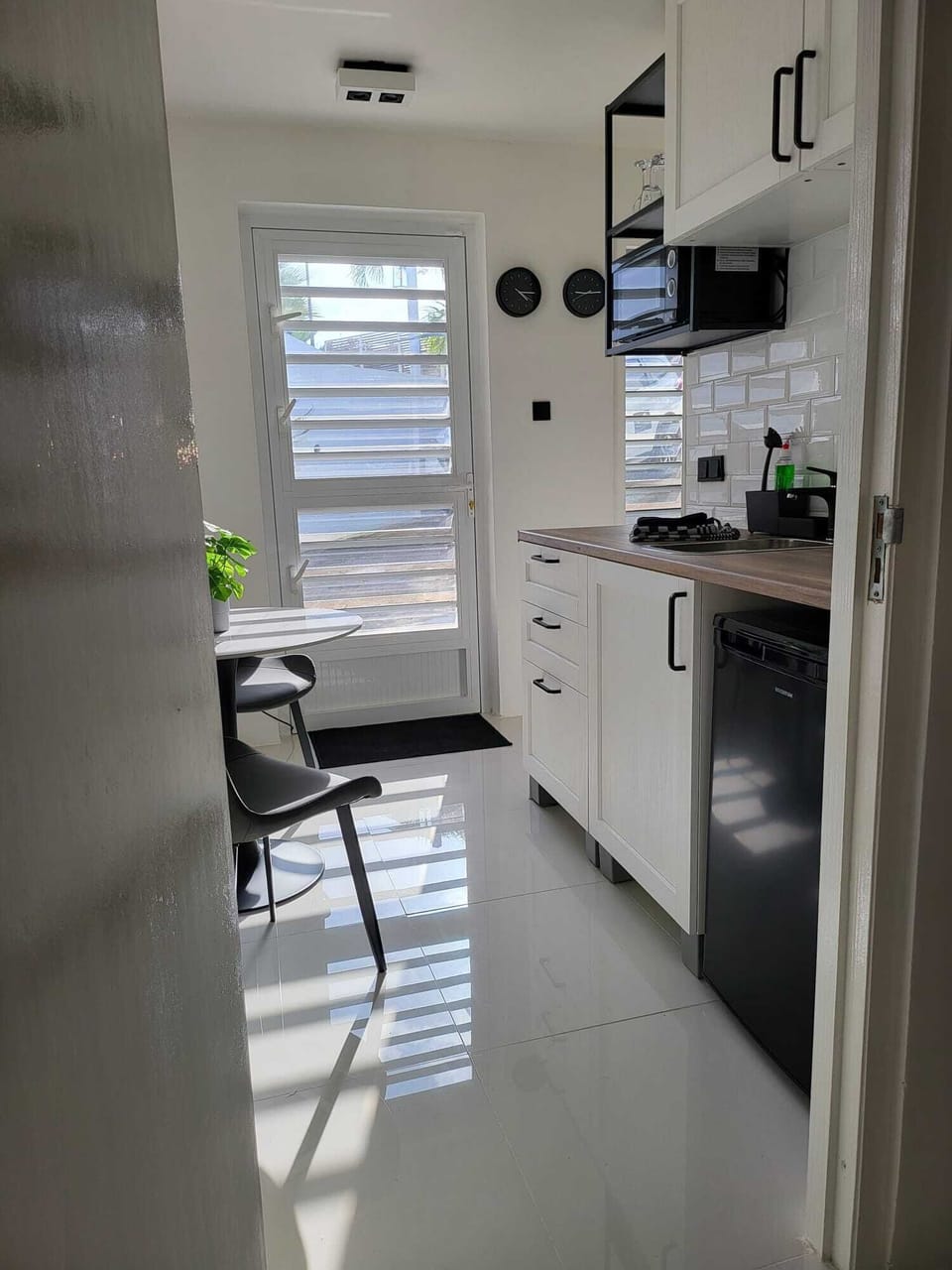 Business Apartment | Private kitchen | Fridge, microwave, stovetop, coffee/tea maker