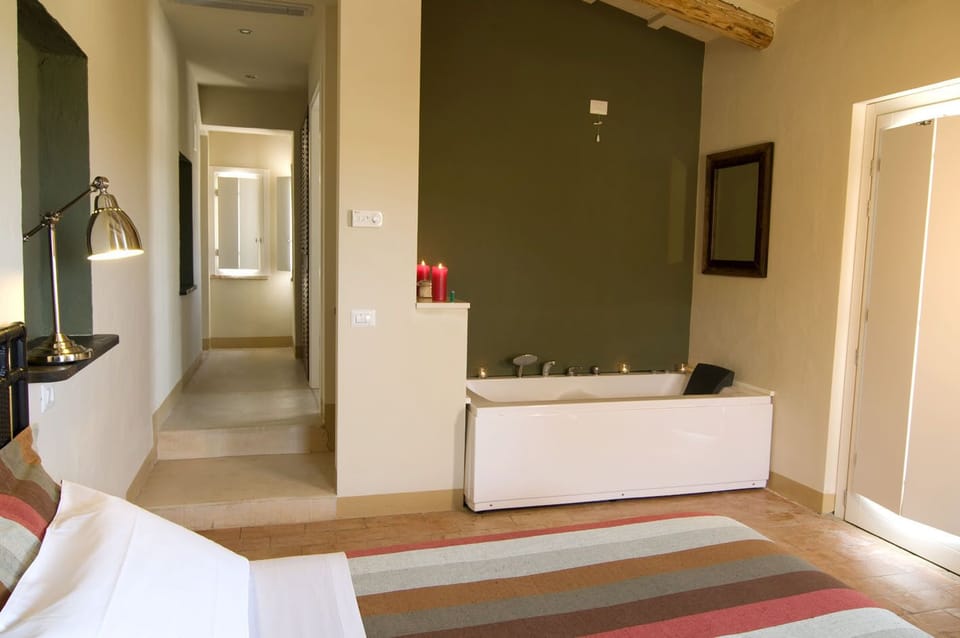Deluxe Double Room, Private Bathroom (Horizons) | Premium bedding, in-room safe, individually decorated