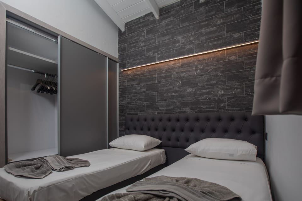 In-room safe, soundproofing, free WiFi, bed sheets