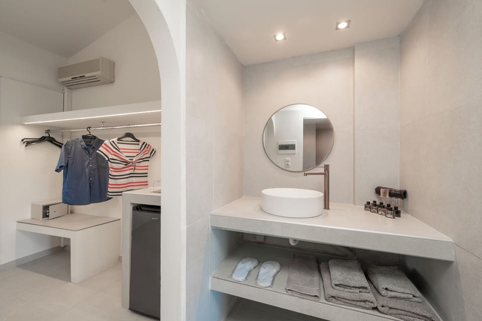 Superior Apartment, 1 Bedroom | Bathroom | Free toiletries, slippers, towels