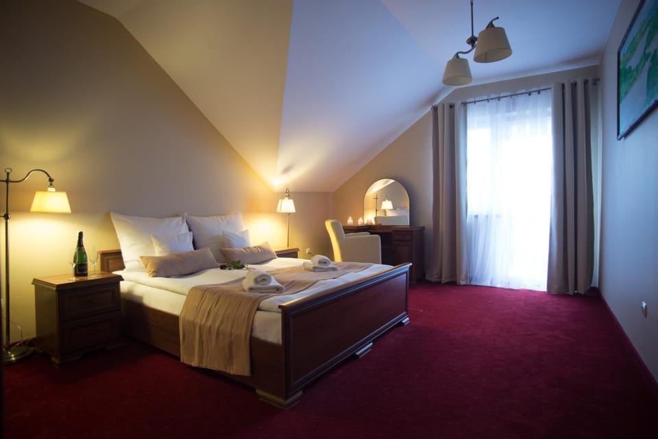 Premium bedding, in-room safe, desk, cribs (free)