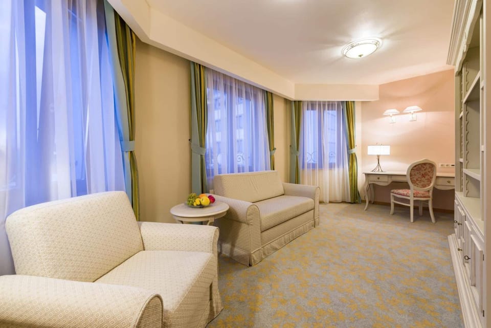 Executive Suite | Living room | Flat-screen TV
