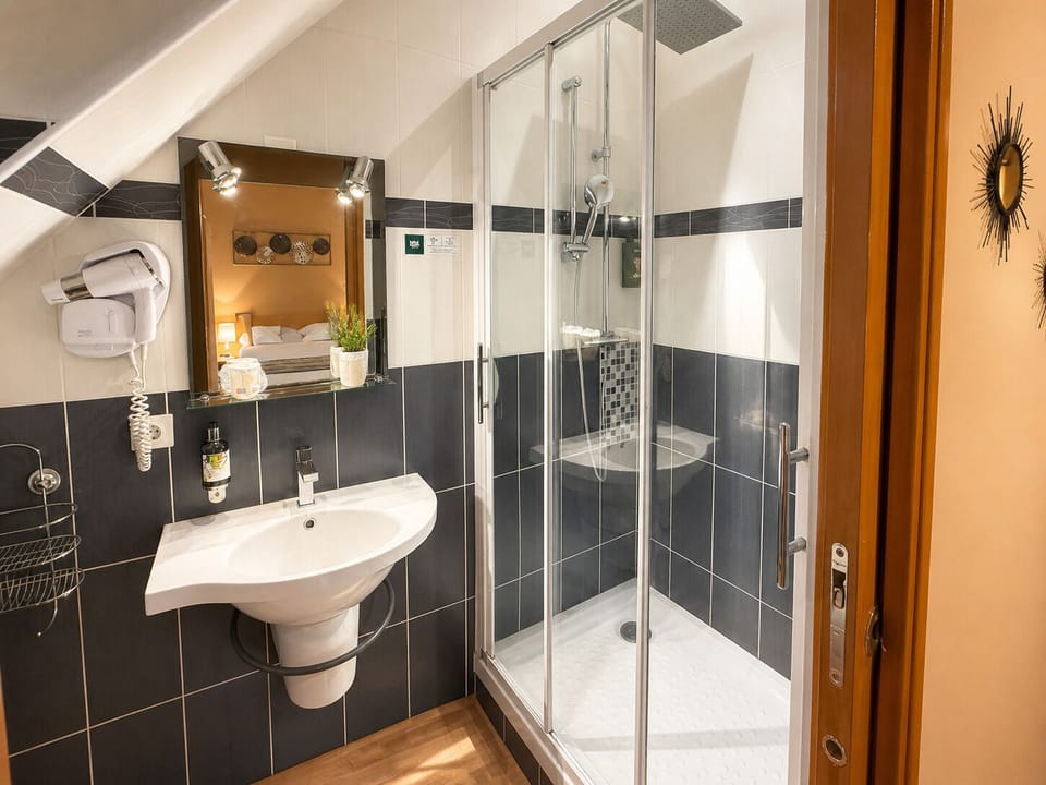 Comfort Double Room | Bathroom | Free toiletries