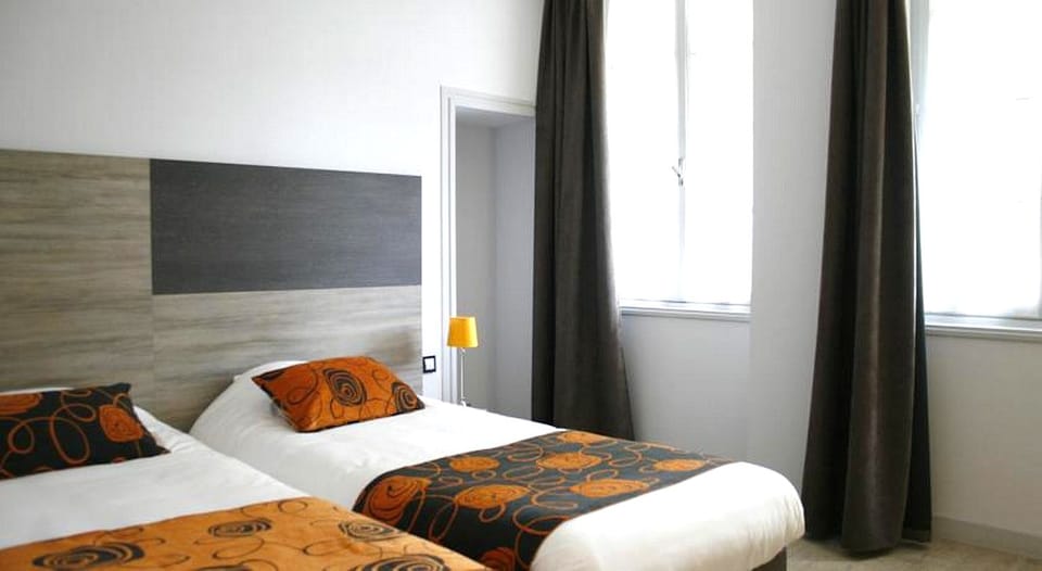 Desk, soundproofing, cribs (surcharge), rollaway beds (surcharge)