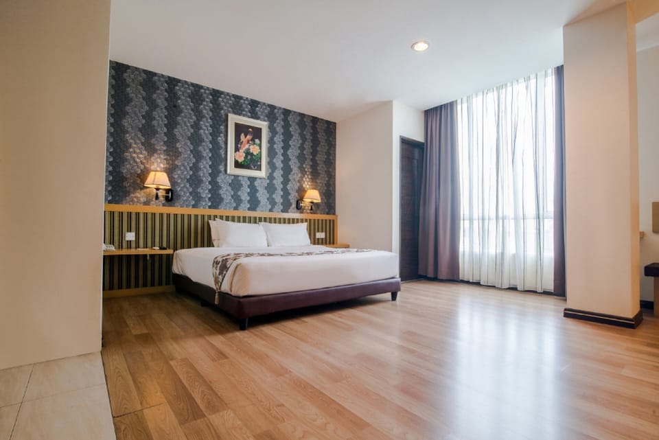 Superior Double Room, 1 King Bed, Balcony, City View | In-room safe, desk, blackout drapes, iron/ironing board