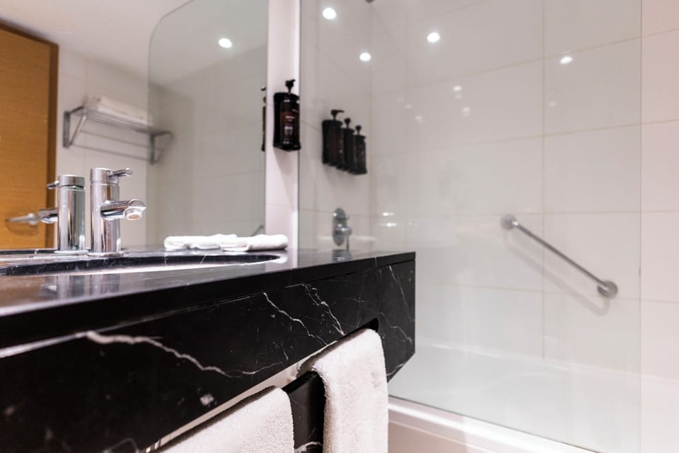 Combined shower/tub, rainfall showerhead, free toiletries, hair dryer