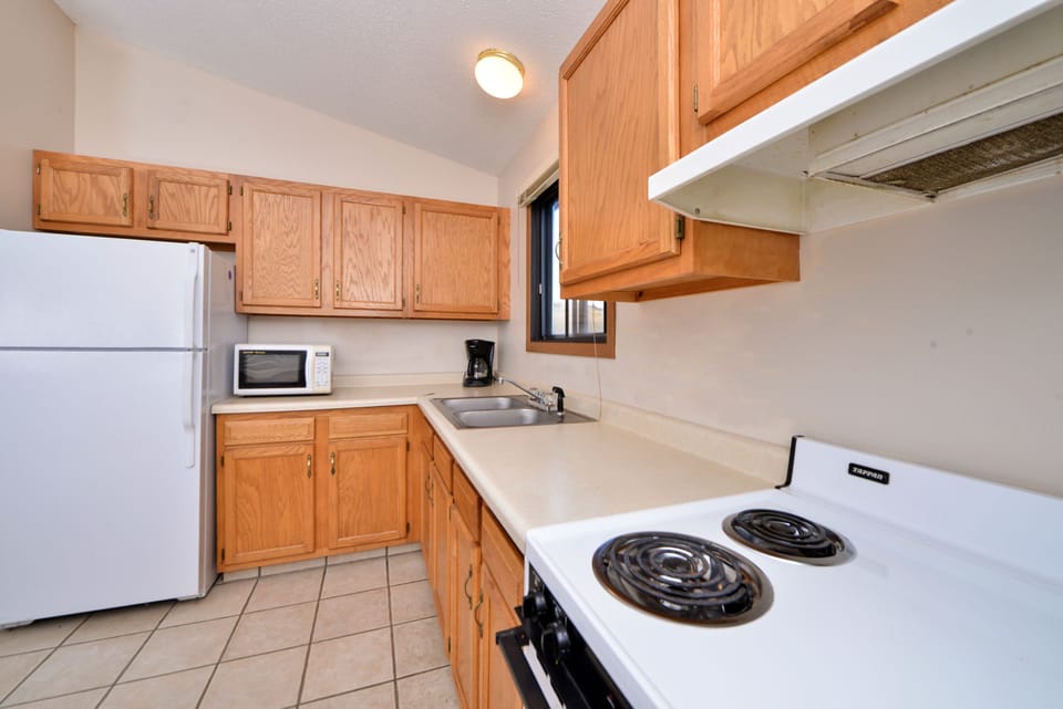 Cabin (River Ranch) | Private kitchen | Mini-fridge, coffee/tea maker