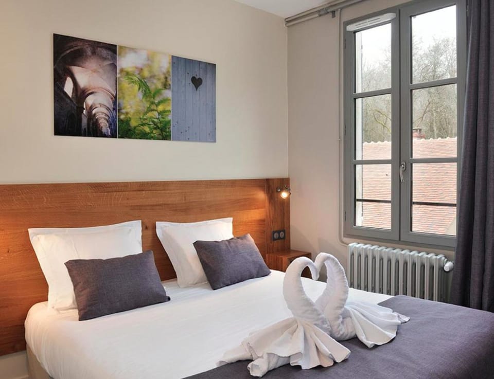 Junior Suite, 1 Queen Bed with Sofa bed | Desk, soundproofing, free WiFi, bed sheets