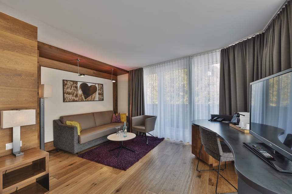 Deluxe Suite | Hypo-allergenic bedding, minibar, in-room safe, desk