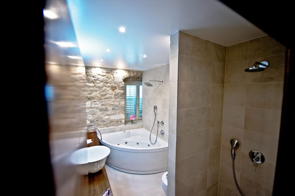 Jetted tub, free toiletries, hair dryer, towels