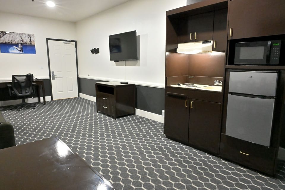 Deluxe Suite, Multiple Beds | Private kitchen | Mini-fridge, microwave, coffee/tea maker