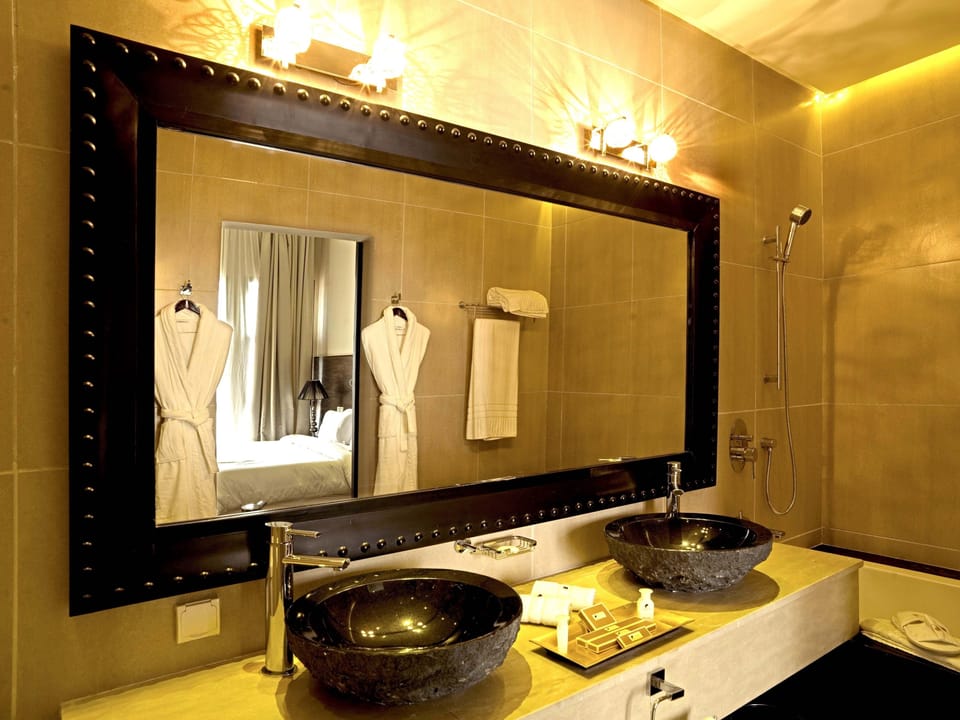 Suite (Pacha) | Bathroom sink