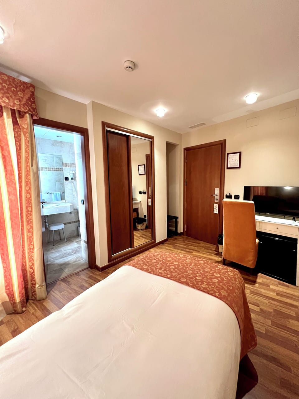 Single Room | In-room safe, desk, soundproofing, rollaway beds