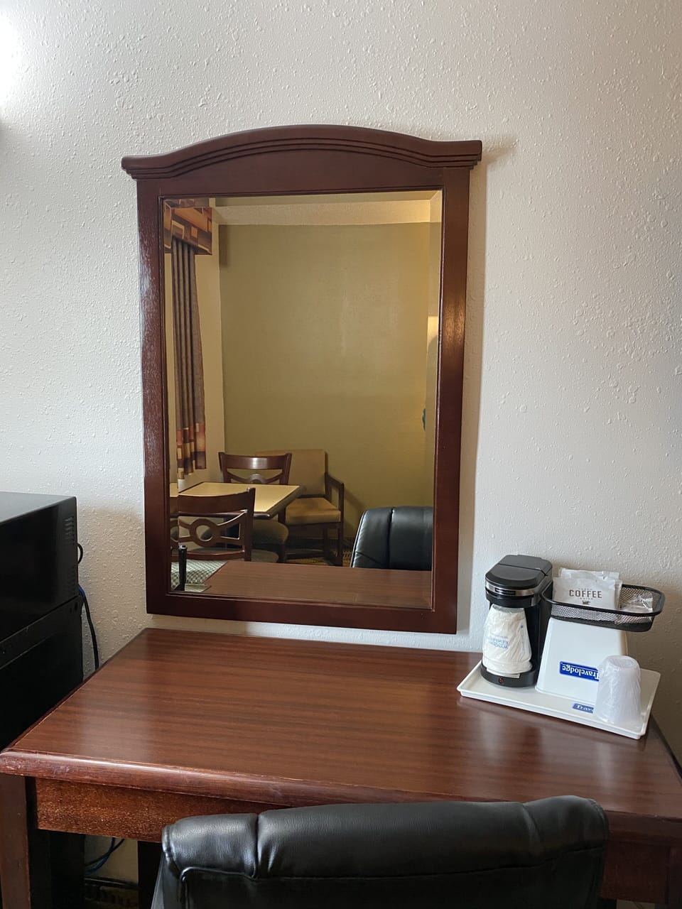 Room, 1 King Bed, Non Smoking | Living area | 42-inch flat-screen TV with satellite channels, TV