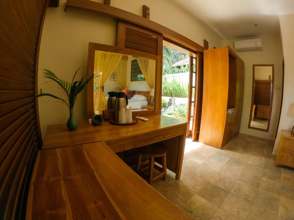 Executive Room, 1 King Bed, Non Smoking, Pool View | Minibar, in-room safe, individually decorated, individually furnished