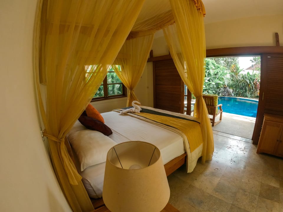 Executive Room, 1 King Bed, Non Smoking, Pool View | Minibar, in-room safe, individually decorated, individually furnished