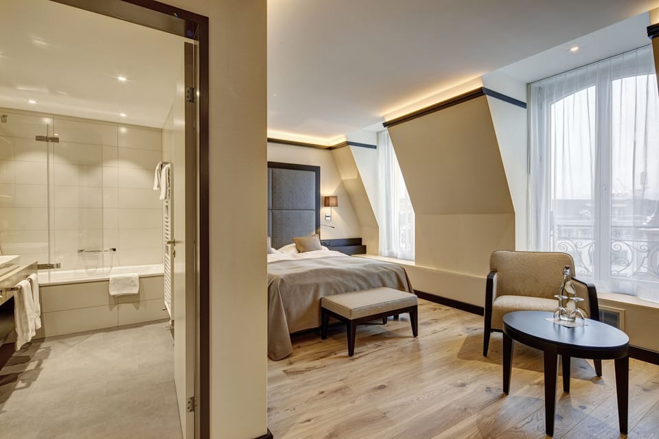 Deluxe Design Zimmer | Hypo-allergenic bedding, minibar, in-room safe, desk