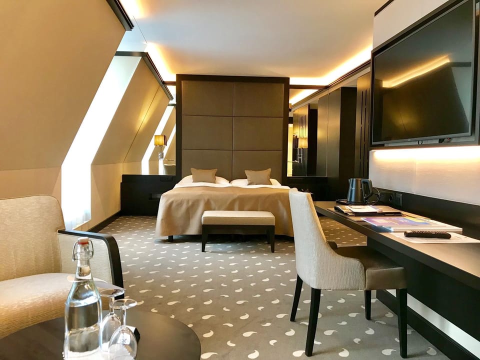 Deluxe Design Zimmer | Hypo-allergenic bedding available, minibar, in-room safe, desk