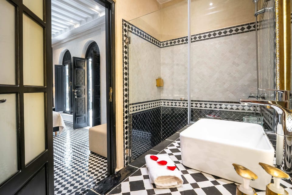 Maison privatisée Black Pearl | Bathroom | Shower, free toiletries, hair dryer, bathrobes