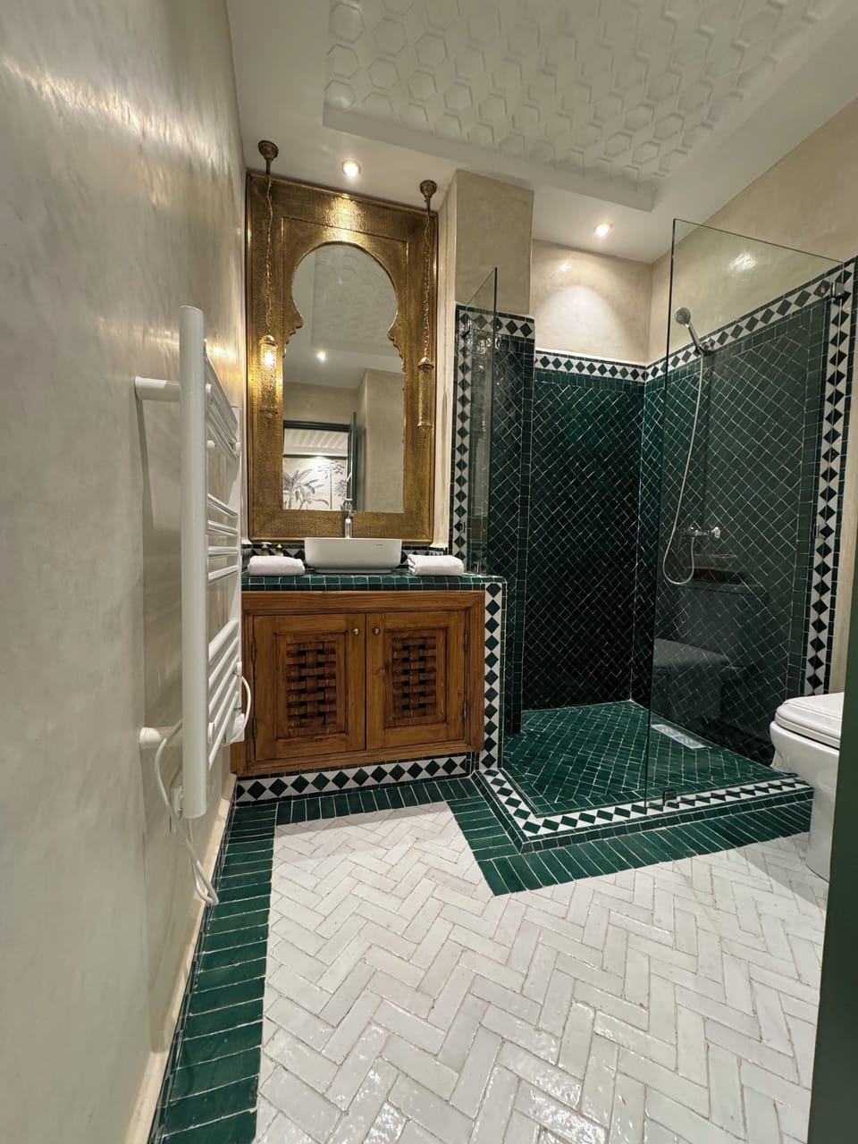 Maison privatisée Green Diamond | Bathroom | Shower, free toiletries, hair dryer, bathrobes