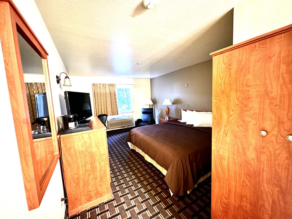 Business Room, 1 King Bed, Non Smoking | Iron/ironing board, free WiFi, bed sheets