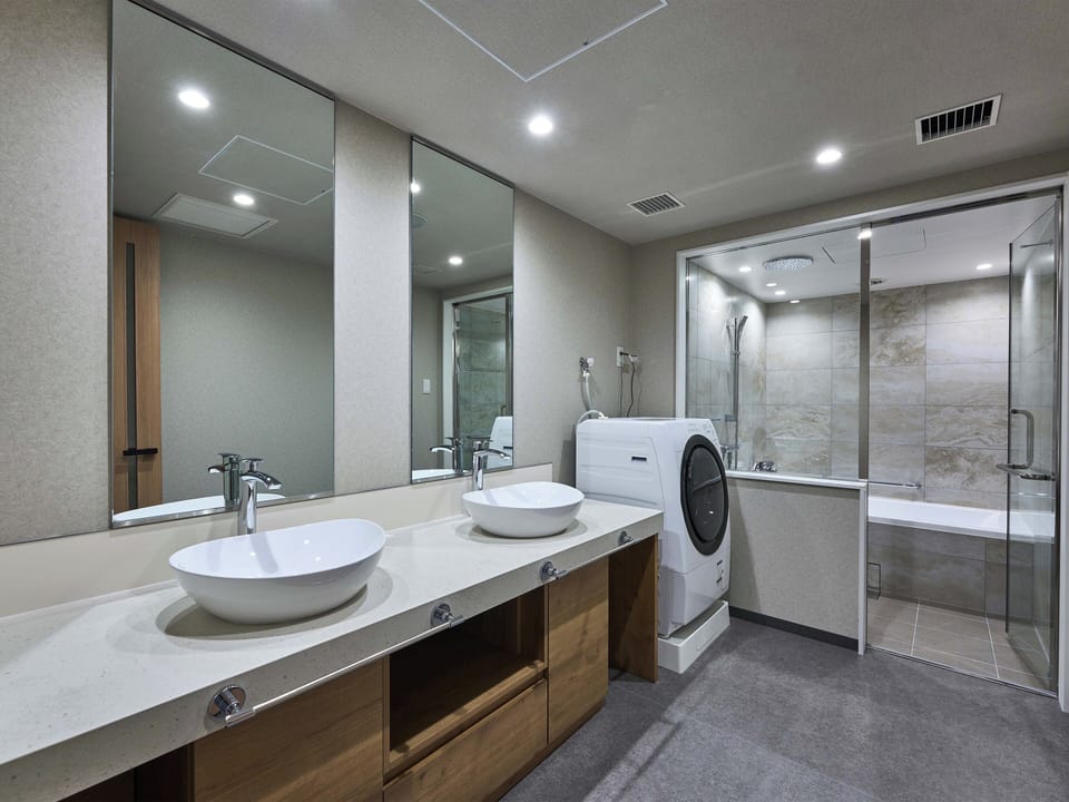 Forth Room, Non Smoking | Blackout drapes, free WiFi, bed sheets