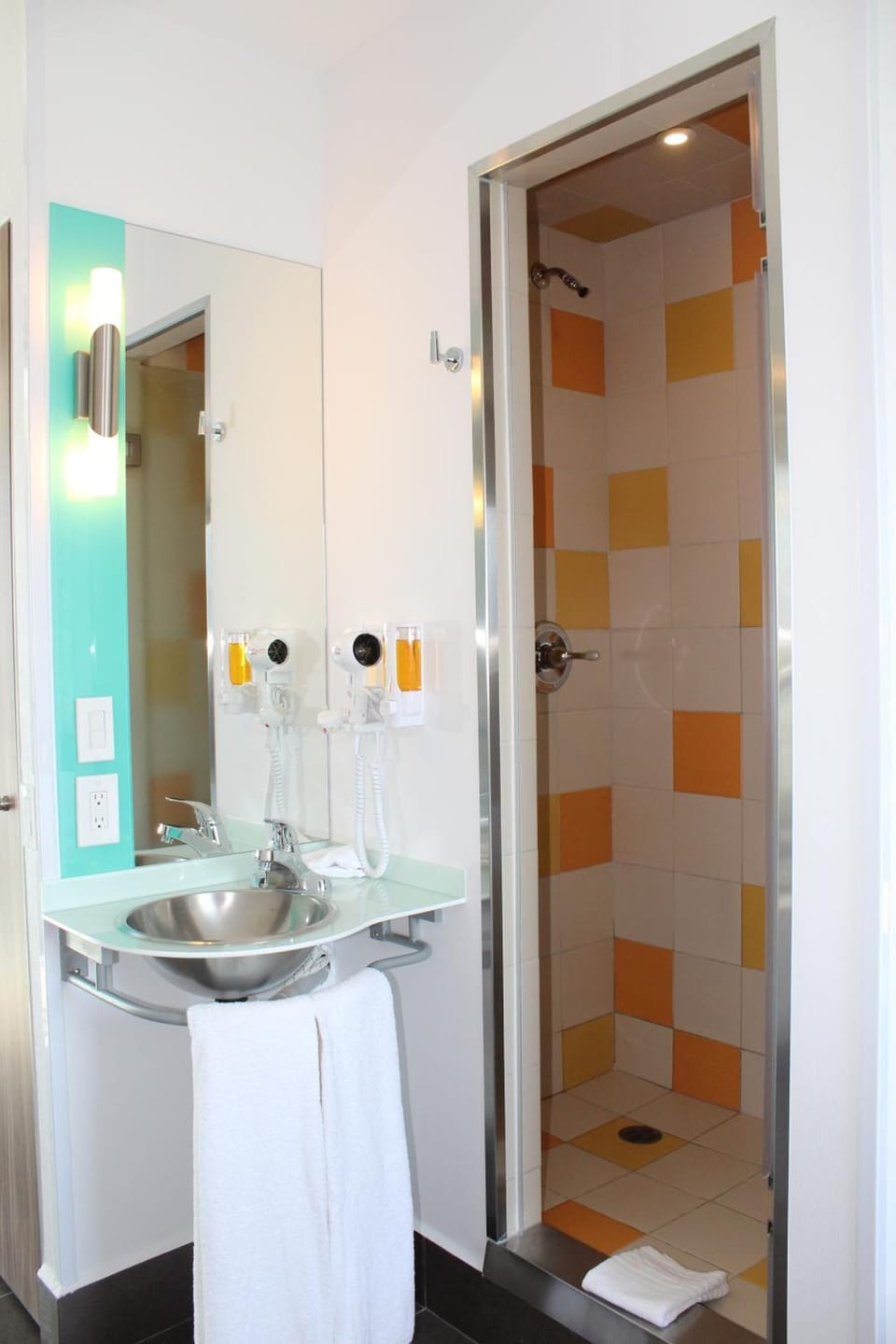 Shower, free toiletries, towels