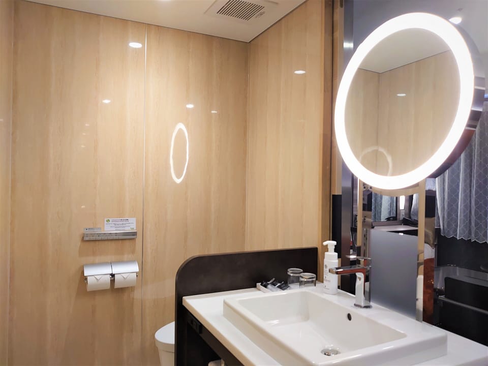Premium Twin Room, with 2 Semi Double Beds, Non Smoking | Bathroom | Combined shower/tub, free toiletries, hair dryer, slippers